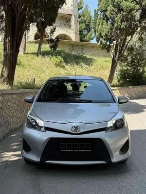 Toyota Yaris 1.3 VVT-i gris  - Miniature 2
