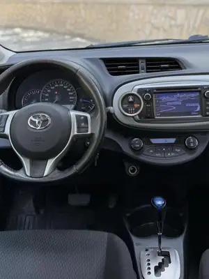Toyota Yaris 1.3 VVT-i gris  - Miniature 5