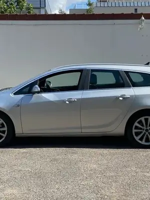 Très Belle Opel Astra Tourer 1.7CDTi 110CH Cosmo Crit’Air2 - Miniature 3