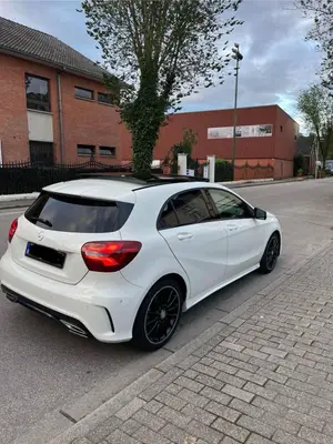 Magnifique Mercedes Classe A200 - Miniature 3