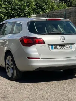Très Belle Opel Astra Tourer 1.7CDTi 110CH Cosmo Crit’Air2 - Miniature 2