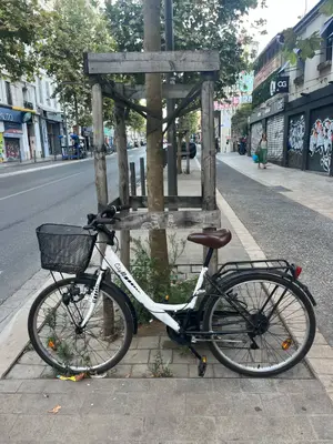 Vélo de ville blanc en bon état