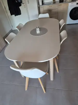 Table avec rallonge + 6 chaises - 8 couverts
