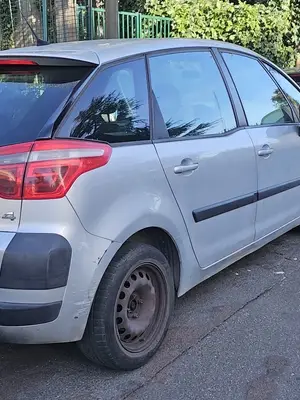 Voiture en bon état de fonctionnement - Miniature 2
