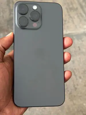 iPhone 15 Pro Max 512 Go noir, tout est d’origine, indiqué à 100 %