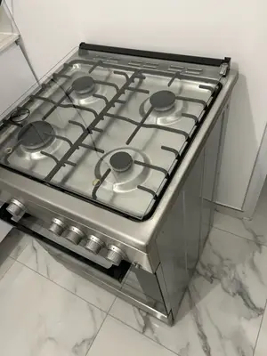 Cuisinière BEKO en inox avec 4 brûleurs à gaz et four à porte vitrée, comme neuve - Miniature 3