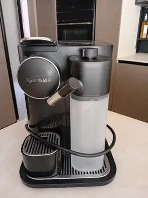 Cafetière Nespresso Lattissima en très bon état, encore sous plastique
