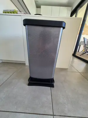 Poubelle à pédale Rotho en très bon état