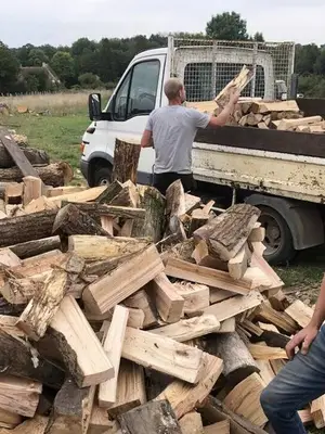Bois de chauffage sec, prêt à l’emploi pour poêle ou cheminée