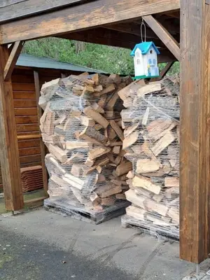 Bois de chauffage en chêne, charme et hêtre, sec 2 ans, livré