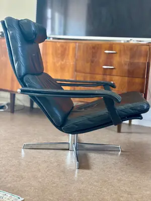 Fauteuil vintage scandinave en cuir noir pivotant, appui-tête et piètement chromé - Miniature 4
