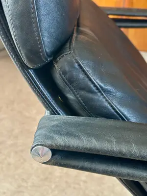 Fauteuil vintage scandinave en cuir noir pivotant, appui-tête et piètement chromé - Miniature 3