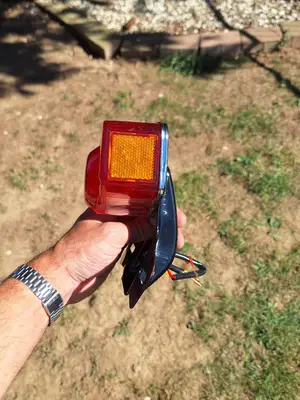 Honda SS50 avec phare arrière non d'origine - Miniature 4