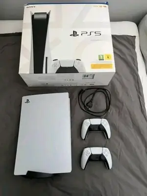 PlayStation 5 avec 2 manettes en bon état