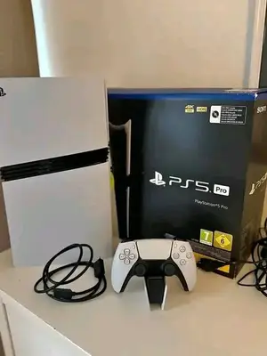 PlayStation 5 avec 2 manettes en bon état - Miniature 3