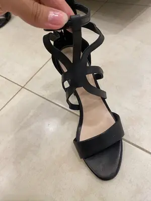 Sandales noires à talons avec brides croisées et fermeture à la cheville - Miniature 5