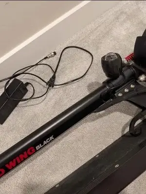 Trottinette électrique RED WING BLACK avec suspension avant et écran d’affichage - Miniature 3