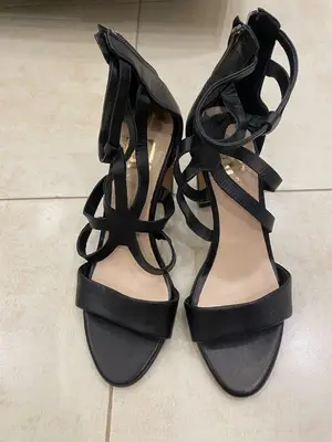 Sandales noires à talons avec brides croisées et fermeture à la cheville