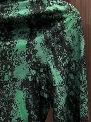 Crop top moulant à manches, imprimé abstrait vert et noir, col montant - Miniature 3