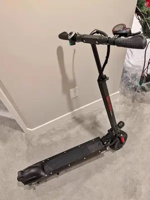 Trottinette électrique RED WING BLACK avec suspension avant et écran d’affichage