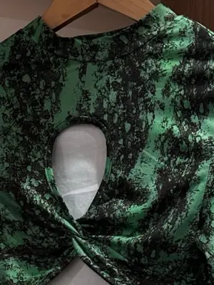 Crop top moulant à manches, imprimé abstrait vert et noir, col montant - Miniature 5