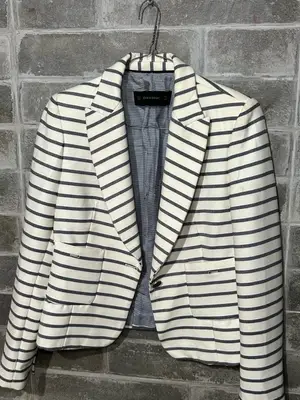 Blazer en très bon état, porté moins de cinq fois