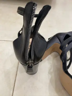 Sandales noires à talons avec brides croisées et fermeture à la cheville - Miniature 3