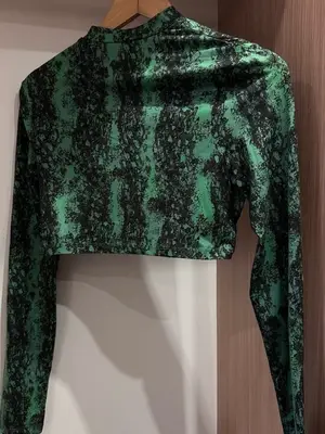 Crop top moulant à manches, imprimé abstrait vert et noir, col montant - Miniature 2