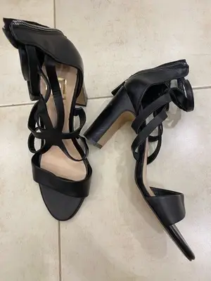 Sandales noires à talons avec brides croisées et fermeture à la cheville - Miniature 2