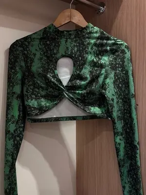 Crop top moulant à manches, imprimé abstrait vert et noir, col montant