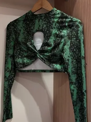 Crop top moulant à manches, imprimé abstrait vert et noir, col montant - Miniature 4