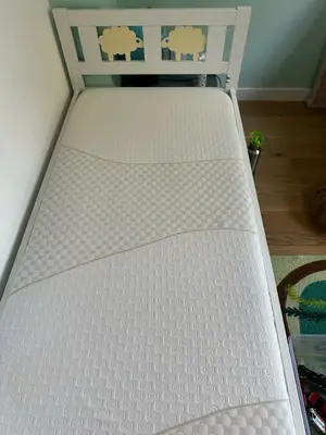 Lit d’enfant IKEA 70 x 160 cm en bon état avec matelas - Miniature 3