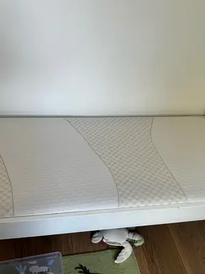 Lit d’enfant IKEA 70 x 160 cm en bon état avec matelas