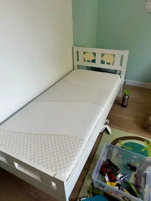 Lit d’enfant IKEA 70 x 160 cm en bon état avec matelas - Miniature 4