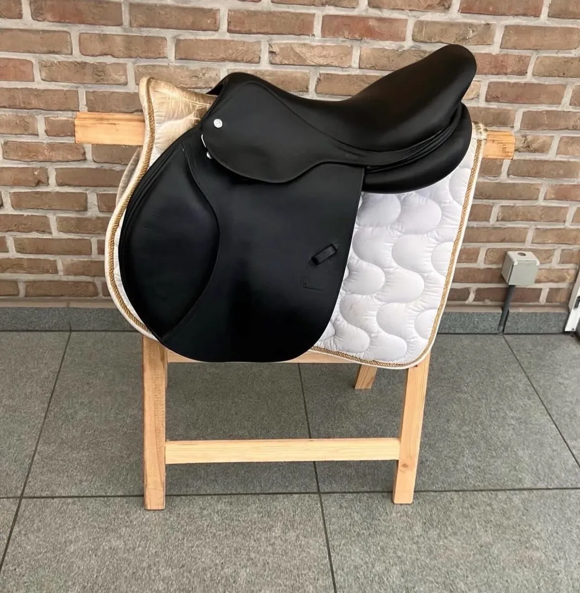 Selle de saut CWD 17 pouces en excellent état - Photo 1