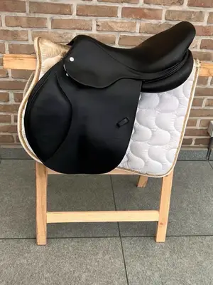 Selle de saut CWD 17 pouces en excellent état