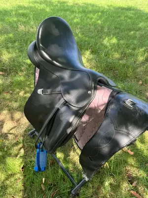 Selle Bates Care en cuir noir 17" avec housse, sangle et étriers