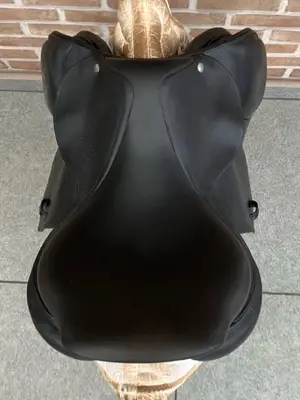 Selle de saut CWD 17 pouces en excellent état - Miniature 4