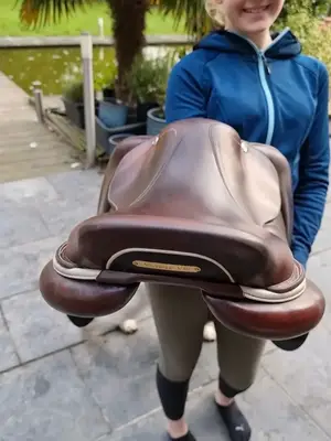 Selle CWD Classic 2019 17 pouces semi-creux marron avec protège-selle - Miniature 3