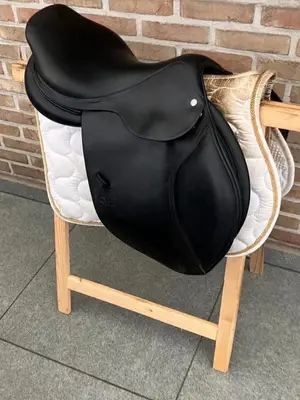 Selle de saut CWD 17 pouces en excellent état - Miniature 3