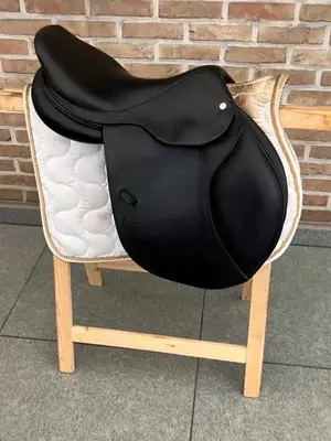 Selle de saut CWD 17 pouces en excellent état - Miniature 2