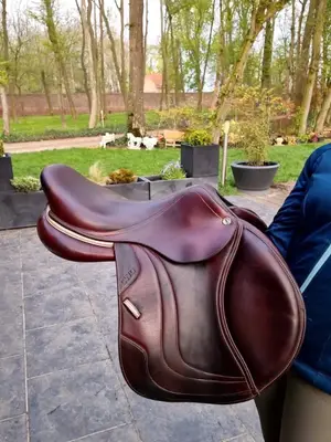 Selle CWD Classic 2019 17 pouces semi-creux marron avec protège-selle - Miniature 4