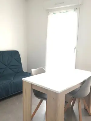 Studio rénové et meublé - Miniature 3
