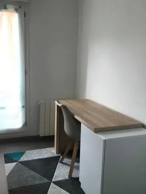 Studio rénové et meublé - Miniature 2