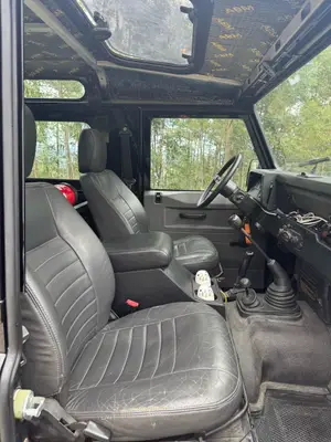 Land Rover Defender 90 TD5 Metal Top 2001 noir, restauration carrosserie - Miniature 4