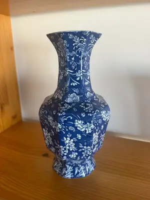 Vase vintage céramique bleu et blanc motifs floraux