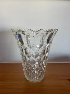 Vase vintage en verre taillé transparent