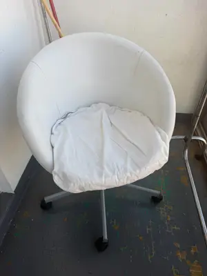 Fauteuil pivotant blanc sur roulettes avec coussin