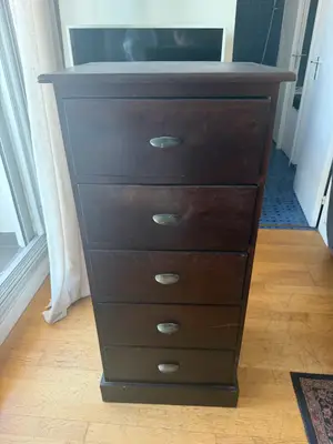 Commode 5 tiroirs bois foncé poignées métalliques