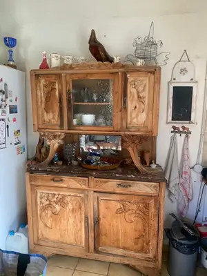 Grand buffet vaisselier en bois sculpté - À restaurer